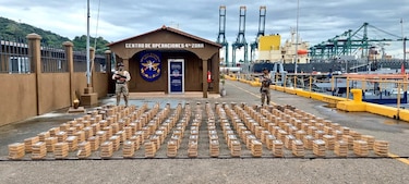 Panamá decomisa 1,316 paquetes con droga y arresta a dos colombianos