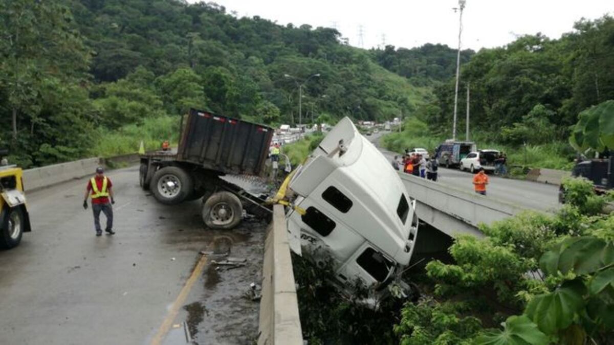 Camión se accidenta en la vía Centenario