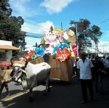 Provincias de Chiriquí y Colón se engalanan con vestuario folclórico