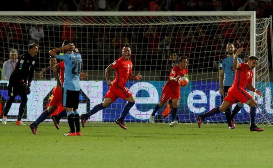 Chile supera 3-1 a Uruguay y se mete en la pelea
