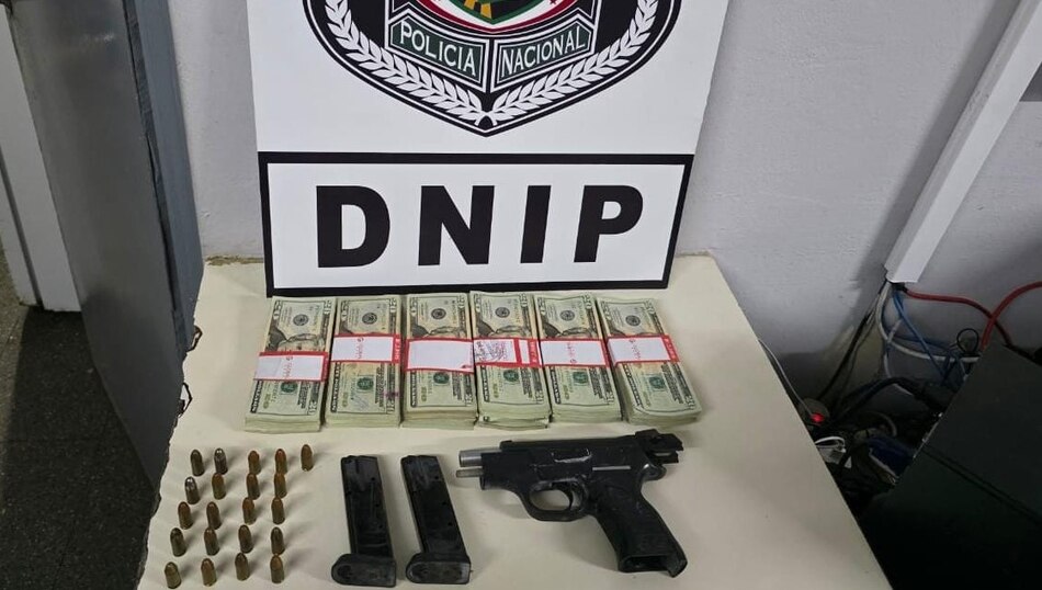 Allanamiento termina con captura de dos mujeres armadas y con miles en efectivo