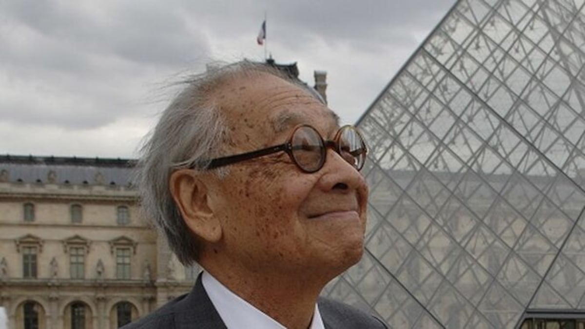 Ieoh Ming Pei, durante una visita en junio de 2006, al Museo del Louvre en París. Al fondo la pirámide, una de sus obras más conocidas.
