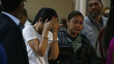Seguirá detenido supuesto médico que aplicó tratamiento estético