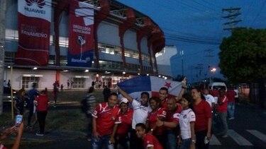 La marea tricolor se toma al Rommel Fernández