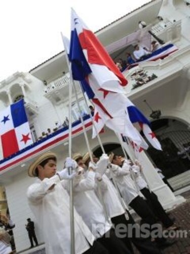 Rindieron honores a la bandera panameña