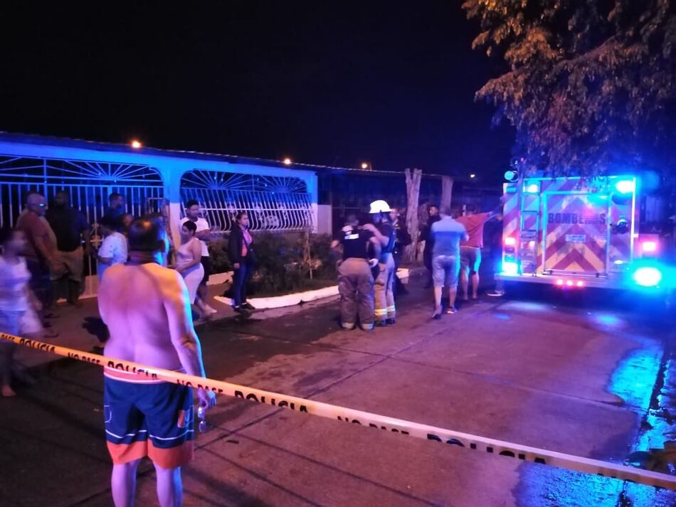 Mueren tres personas en incendio en una residencia en Las Acacias