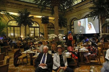 Estadounidenses celebran la boda real de costa a costa