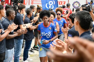 Murgas, rosas y celebraciones en el Rommel para las chicas mundialistas