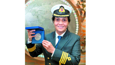 Premian a capitana por salvar a siete pescadores