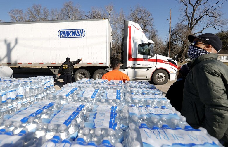 Miles de personas recuperan progresivamente el agua y la electricidad en Texas tras ola de frío