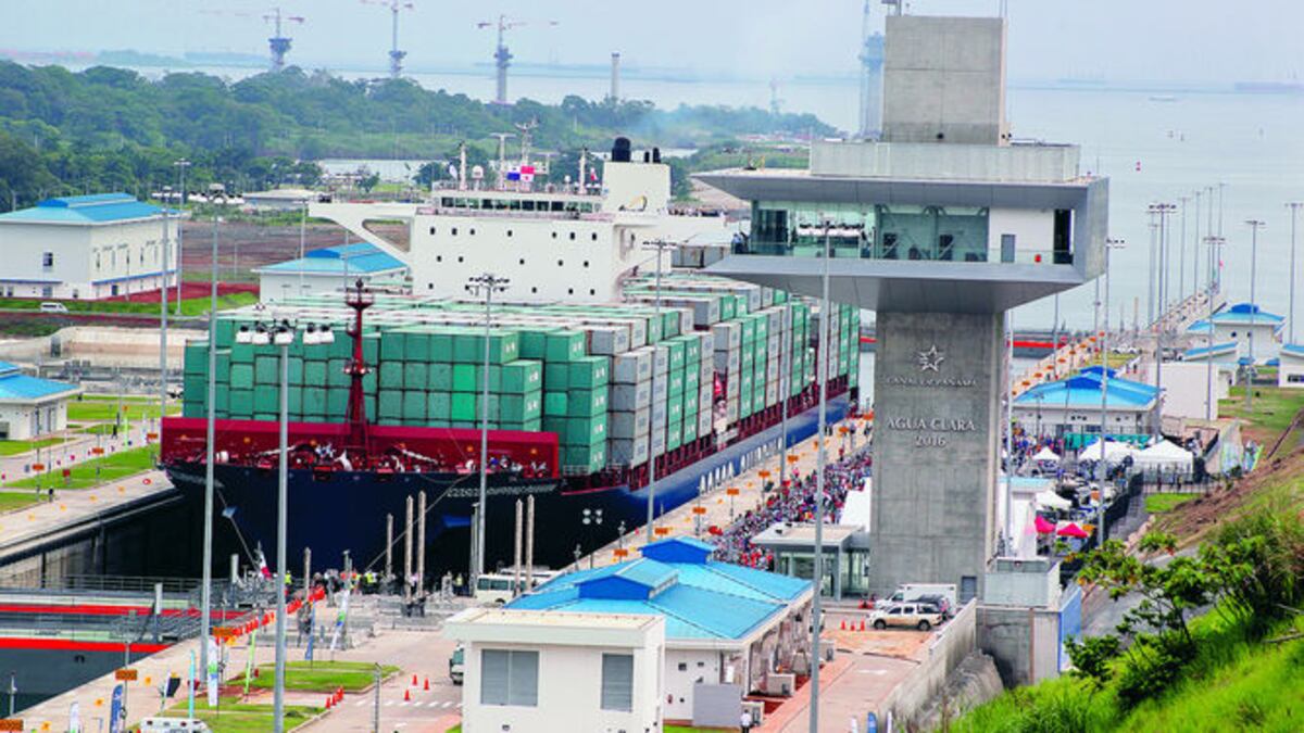 EMBARCACIÓN. Al buque Cosco Shipping Panamá le tomó 14 días navegar desde el puerto griego El Pireo hasta las aguas panameñas. La nave, con sus más de 9 mil 400 contenedores, tien