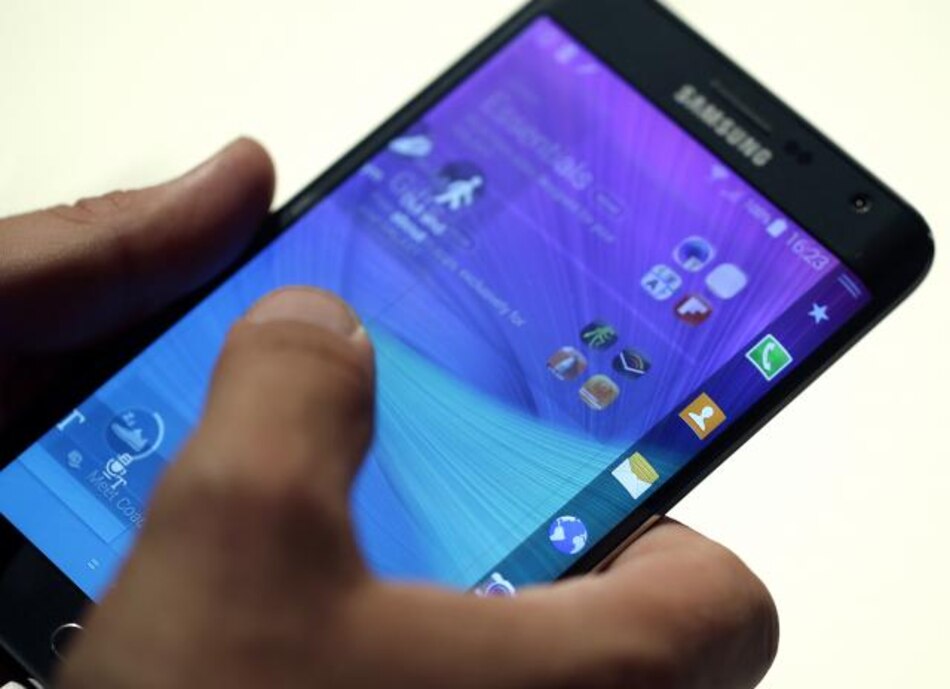 Samsung presenta teléfono con pantalla lateral