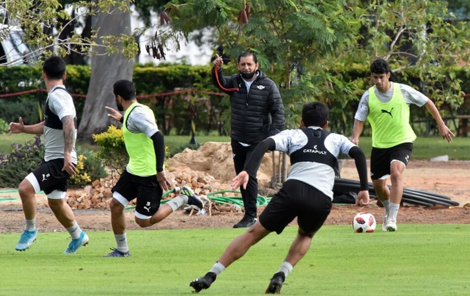 El fútbol sudamericano comienza tímidamente a rodar