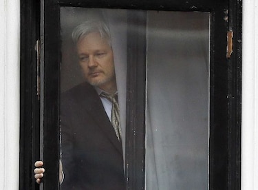 Ecuador advierte a Assange que no dejará que 'falte a la verdad'