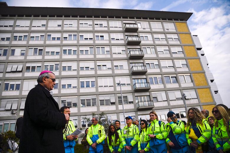 El papa mejora ‘gradualmente’ tras 23 días hospitalizado, pero sus médicos siguen cautos