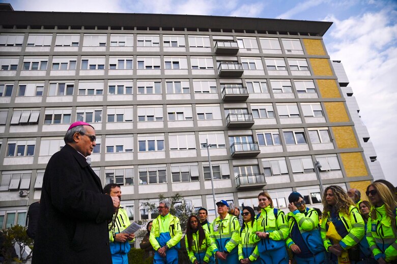 El papa mejora ‘gradualmente’ tras 23 días hospitalizado, pero sus médicos siguen cautos