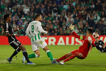 El Betis gana; el chileno Claudio Bravo se lesiona