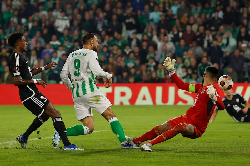 El Betis gana; el chileno Claudio Bravo se lesiona