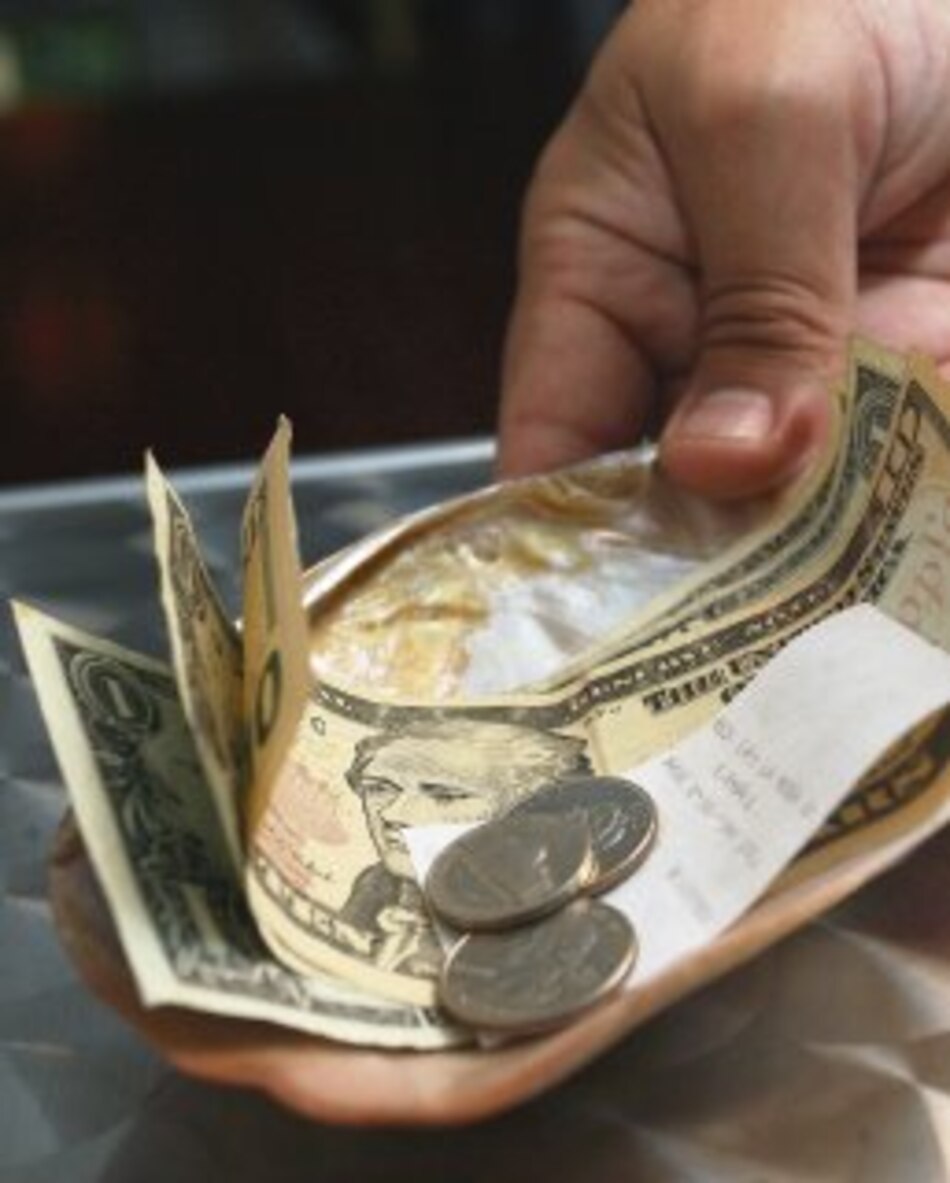 Propina no debe incluirse en factura