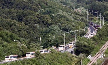 Surcoreanos viajan a Corea del Norte para ver a sus familiares
