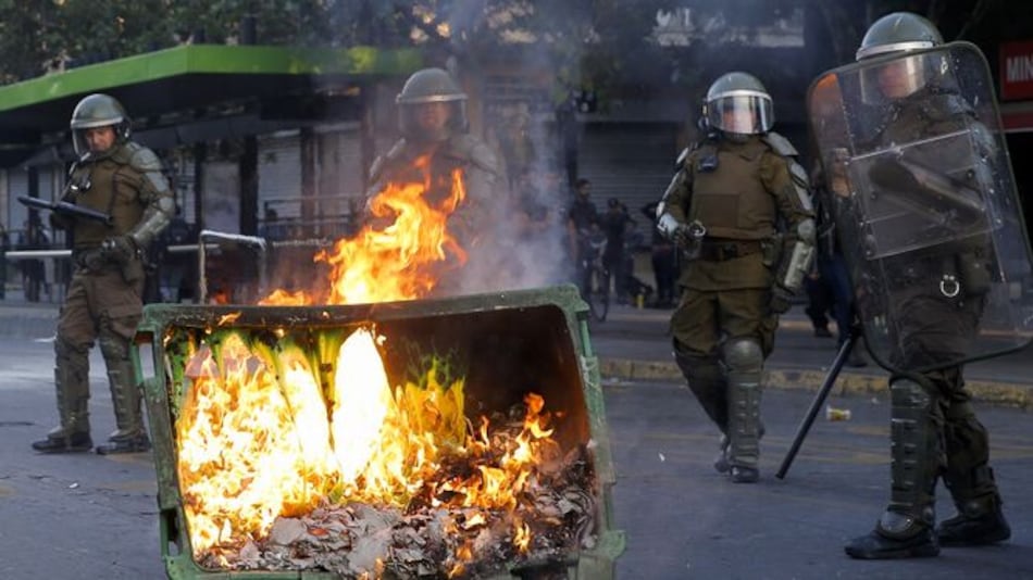 Santiago de Chile, en caos tras protestas por aumento de tarifa del Metro