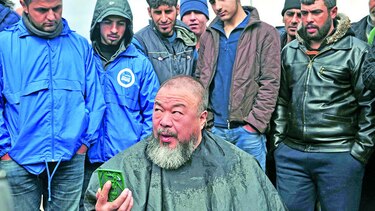 Ai Weiwei se deja cortar el pelo