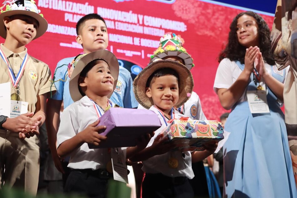 Festicrec 2025 premia la creatividad literaria de estudiantes, docentes y padres