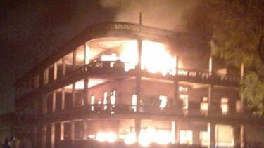 Cierran calles, queman llantas y prenden fuego a la casa Wilcox en Colón