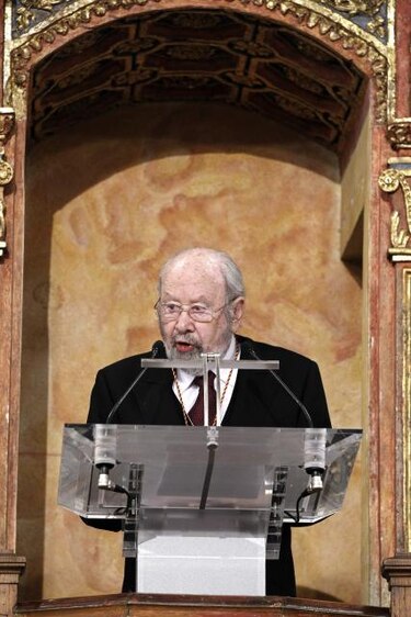 Caballero Bonald destaca el poder de la poesía al recoger el Cervantes