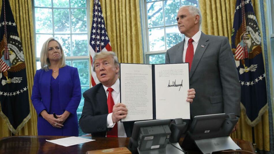 Donald Trump firma decreto que pone fin a separaciones familiares en la frontera