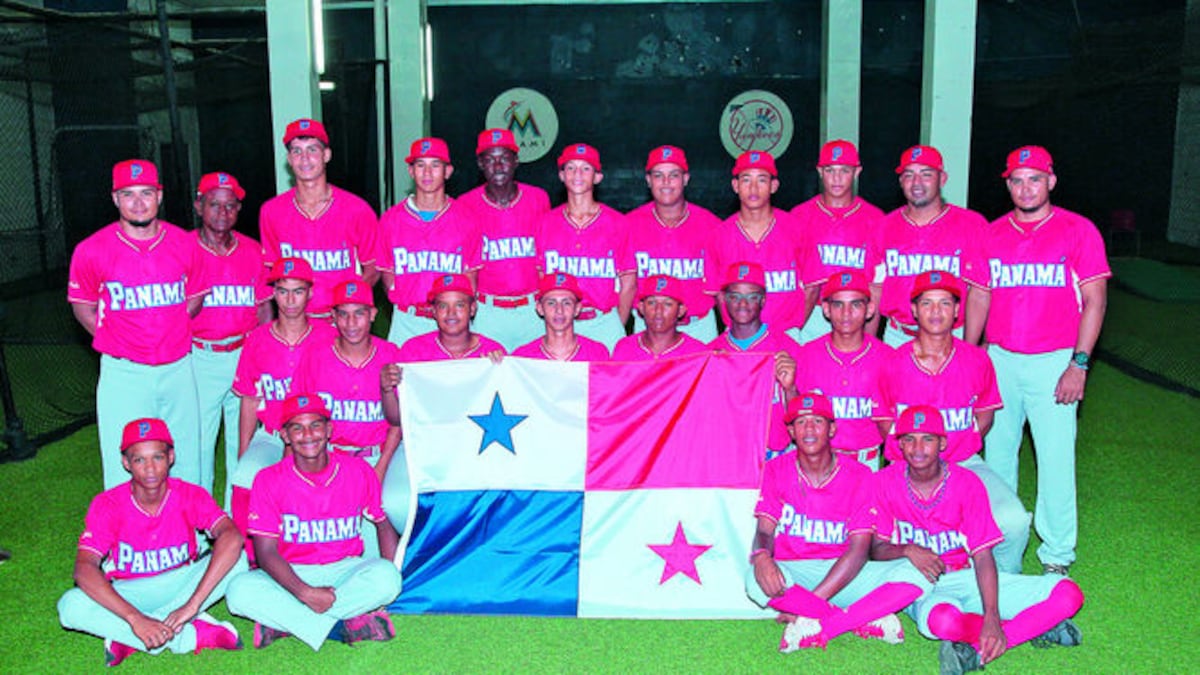 La selección Sub-15 de béisbol recibió la bandera nacional el pasado martes.