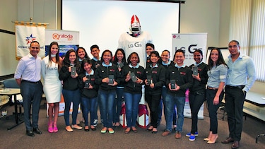 LG entrega celulares a los 12 oradores finalistas