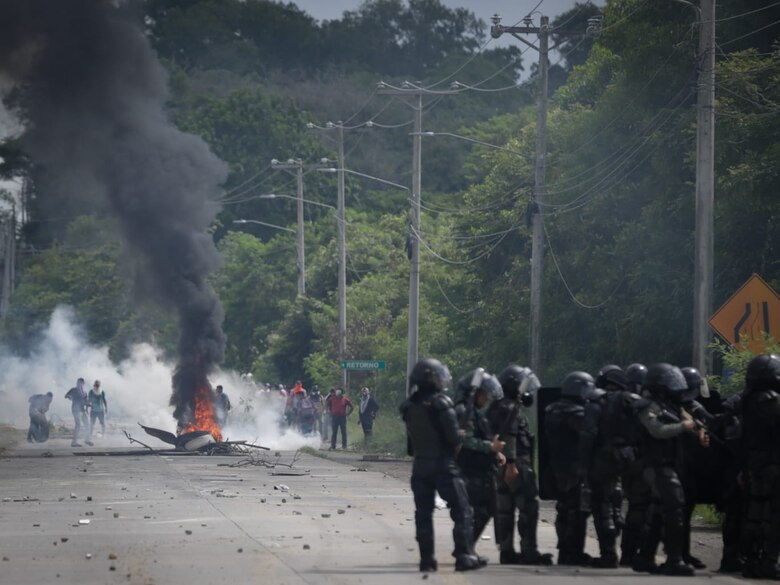 Enfrentamientos entre manifestantes y policías en Pacora, durante jornada de protestas por el nuevo contrato minero