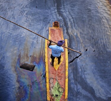 Navegando en aguas contaminadas con petróleo