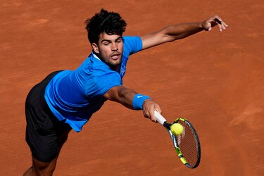 Alcaraz debuta con dudas pero gana en Barcelona