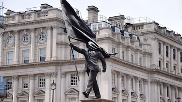 La misteriosa estatua de Banksy que apareció por sorpresa en el centro de Londres