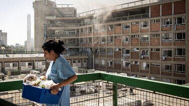 Un misil de Irán impacta un hospital del sur de Israel y el ejército israelí bombardea un reactor nuclear iraní