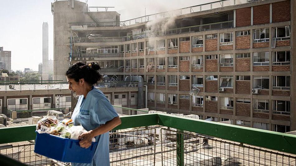 Un misil de Irán impacta un hospital del sur de Israel y el ejército israelí bombardea un reactor nuclear iraní