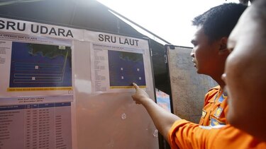 El mal tiempo complica la búsqueda de víctimas de AirAsia