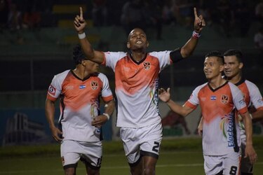 Nicolás Muñoz gana su sexto trofeo de máximo goleador en El Salvador