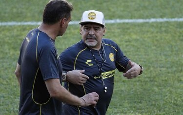 Maradona necesita prótesis en las rodillas