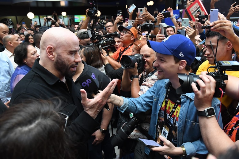 Decenas de fans reciben a John Travolta en Panamá: ‘¡John, John!’