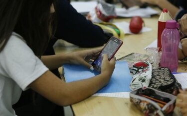 Proponen ley para restringir el uso de celulares en las escuelas públicas y privadas de Panamá