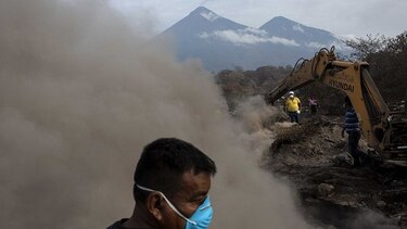 Guatemala vigila nuevo incremento eruptivo del volcán de Fuego