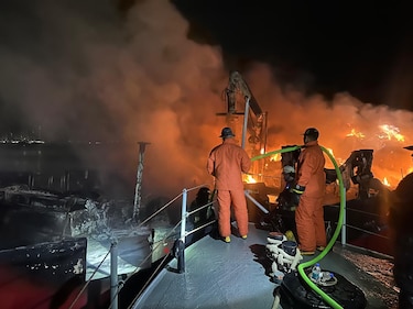 Procederán a hundir embarcación que se incendió en el amarradero Brisas de Amador