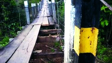 Se desprende losa del puente colgante sobre el río La Villa