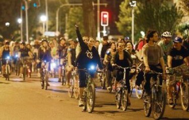 Ciclistas pedalean por un transporte que no contamina