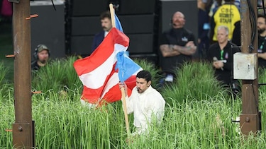 6 poderosos mensajes de Bad Bunny durante su actuación en el Super Bowl