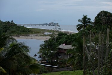 Los lancheros, la desidia estatal y una gran amenaza en río Caimito