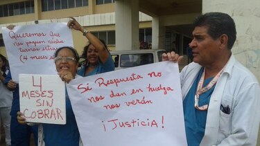 Médicos y enfermeras salen a protestar para exigir pago de horas extras